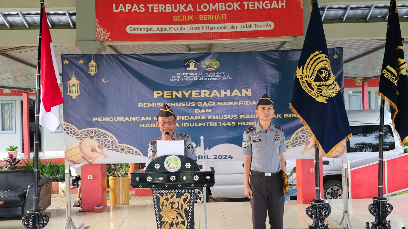 Lapas Terbuka Lombok Tengah Serahkan Remisi Idul Fitri Kepada 9 Orang Narapidana