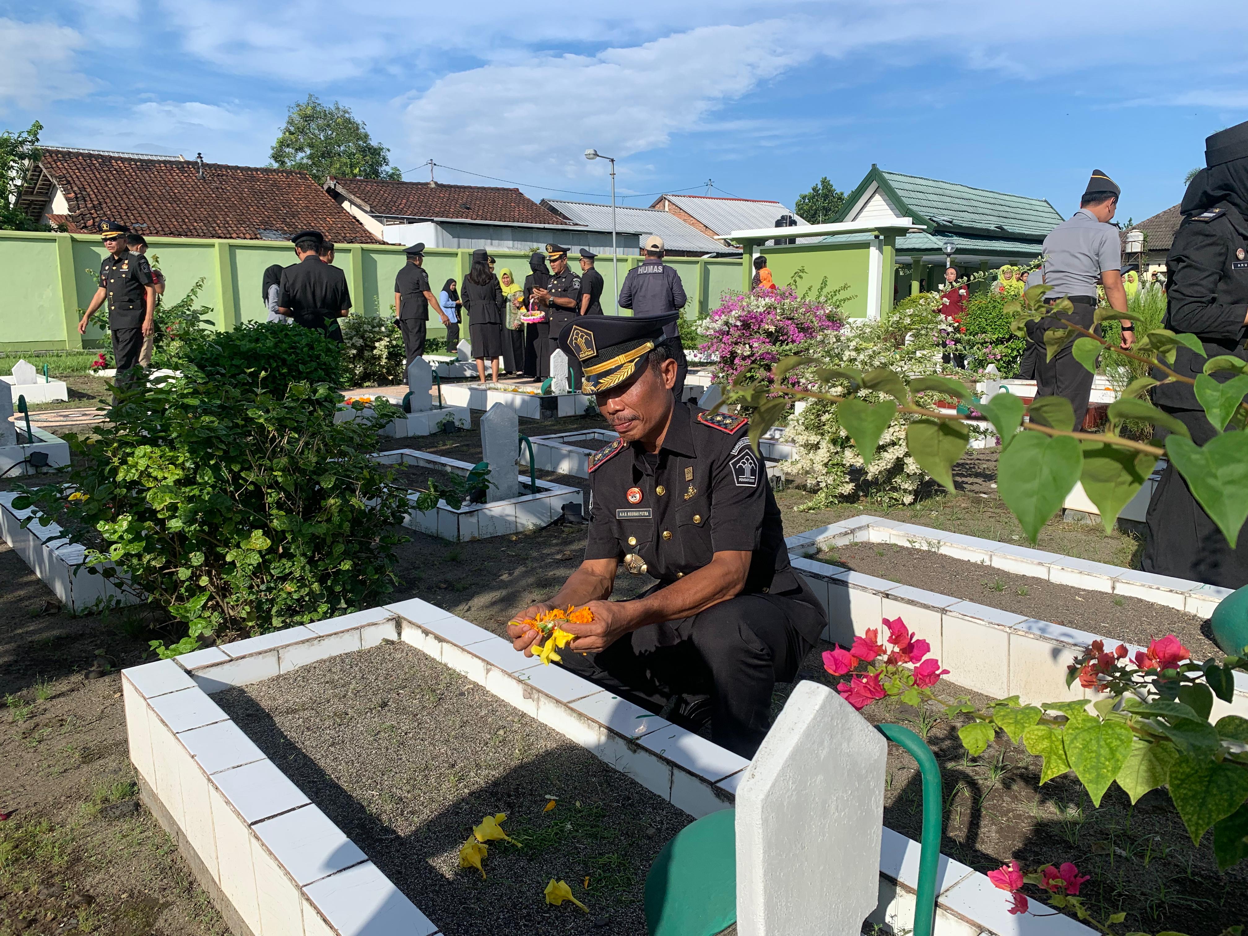 Jelang Hari Bhakti Pemasyarakatan, Lapas Terbuka Lombok Tengah Ziarah Tabur Bunga di TMP Majeluk